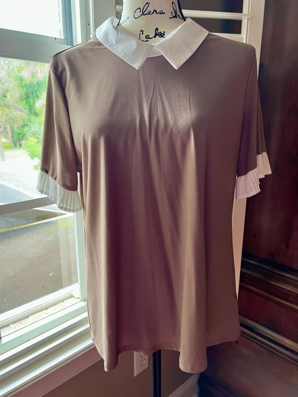 Beige Short-Sleeve Top with White Peter Pan Collar